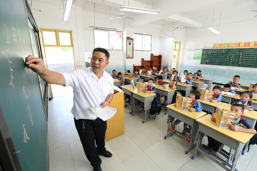 9月7日，李國斌正在給學生上課。楊家孟攝