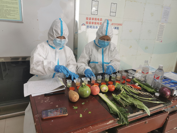 检测中心工作人员对保供超市蔬菜开展食品安全快速检测。