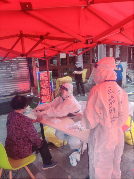 3云岩区税务局防疫工作组的同志们在为市民做核酸检测。