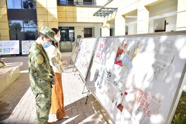 欣賞市一中軍訓學生國防感言、圖畫作品。