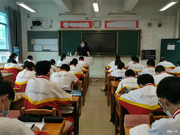 陪伴学生自习。