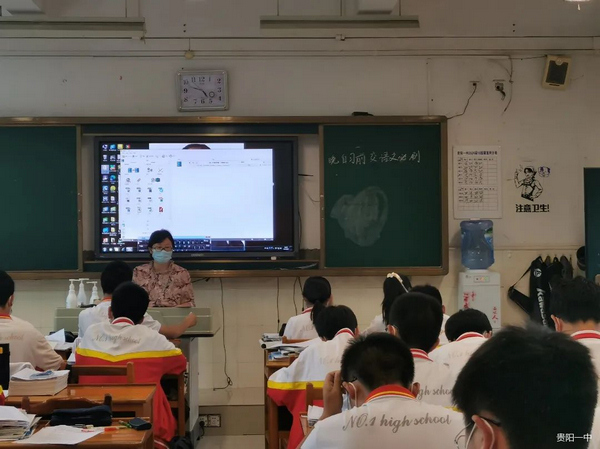 陪伴学生自习。