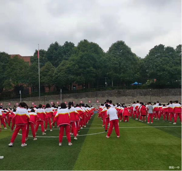陪伴学生开展体育运动。