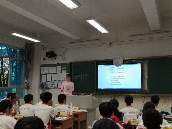 陪伴学生进行合唱训练。