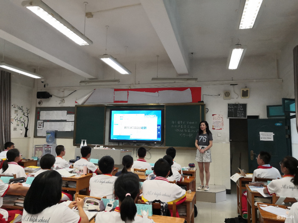 陪伴学生进行合唱训练。