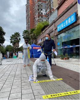 税务干部刘媛在社区核酸检测点做志愿服务。