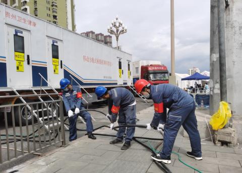 贵阳供电局城南分局青年突击队进行电缆接入工作。