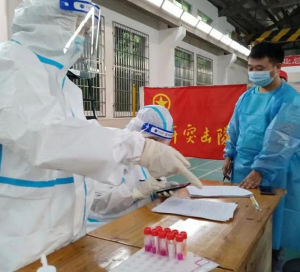 贵州磷化集团团委组织青年突击队参与一线疫情防控。