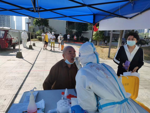 麻江县医疗队吴小琴在观山小区采集核酸。张雷摄