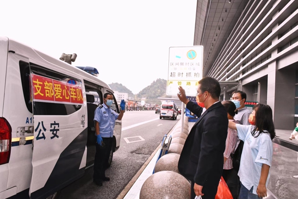 患者及家属跟民警告别2