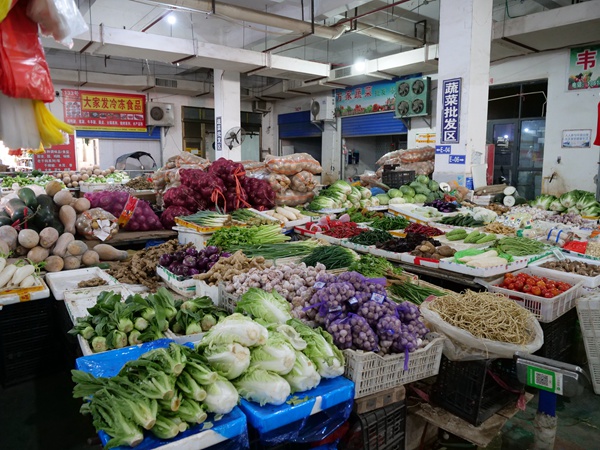 縣農貿市場攤位各類蔬菜齊全2