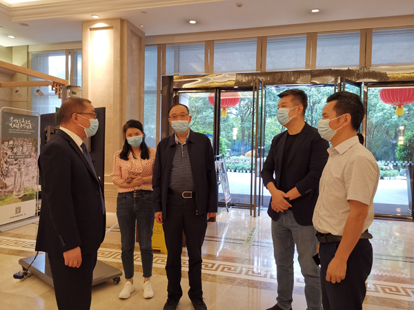 贵州酒店集团领导到酒店实体检查疫情防控工作。