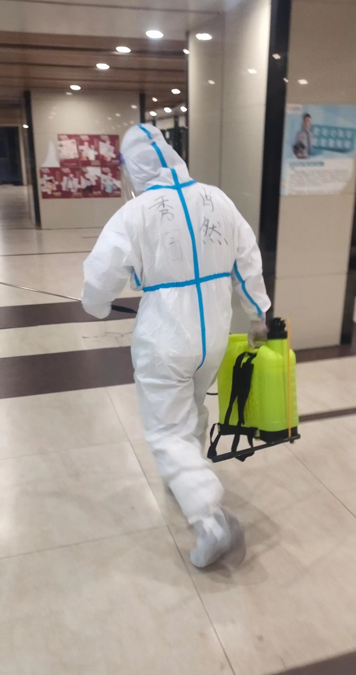 圖為圖為貴陽公路管理局白雲公路管理段肖然拎著消毒桶對樓層進行消毒