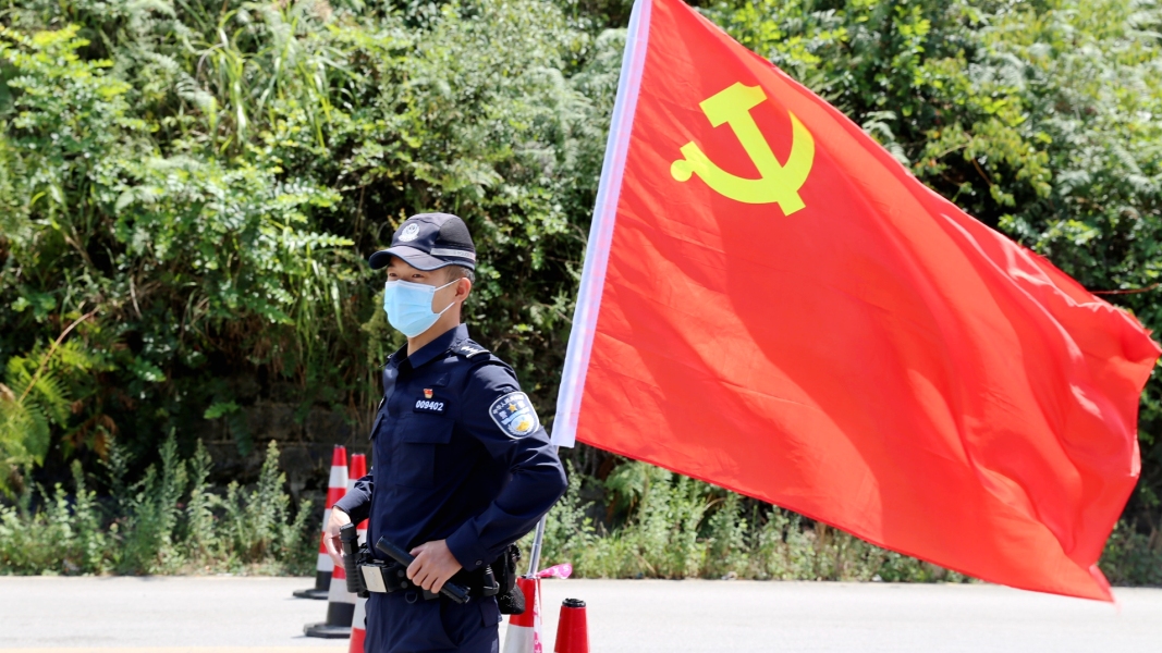 公安民警持续奋战在疫情防控第一线。修文县融媒体中心供图