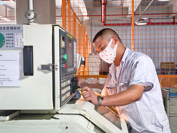 贵州航飞精密制造有限公司工人正在有序进行生产。