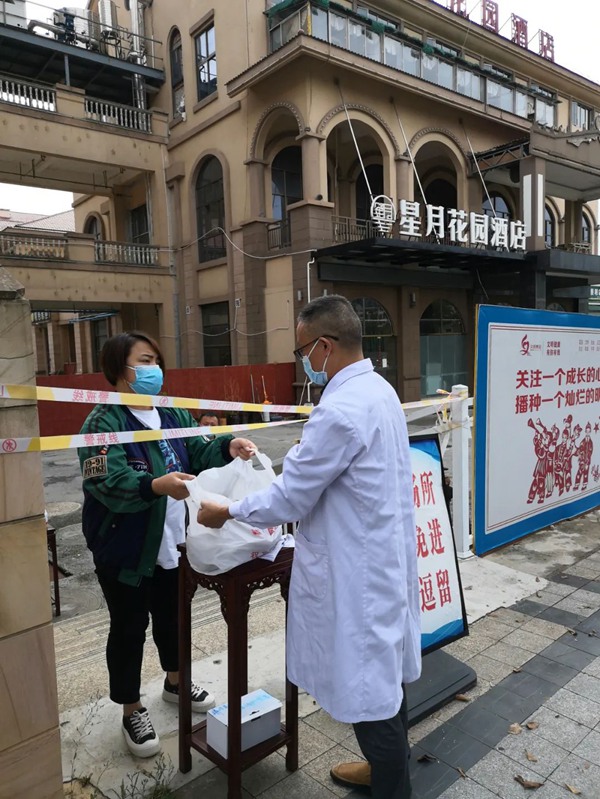 医护人员给百姓赠送中药汤剂。