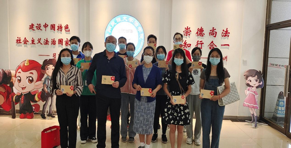 收到“小红花”的老师与同学们合影。