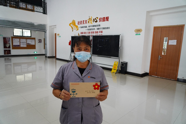 收到“小红花”的后勤阿姨。