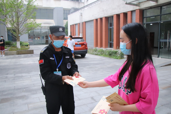 学生给安保叔叔赠送“小红花”。