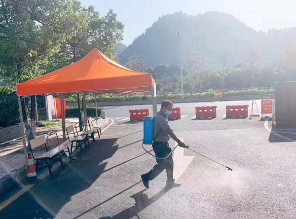 对校门区域进行消杀。