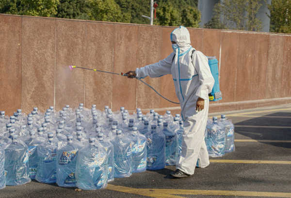 对饮用水进行消杀以保障学生使用安全。