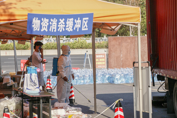 在校门口设立物资消杀缓冲区。