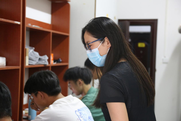 1-非静默管理期间，孙娜娜到寝室查看学生们的学习生活情况。