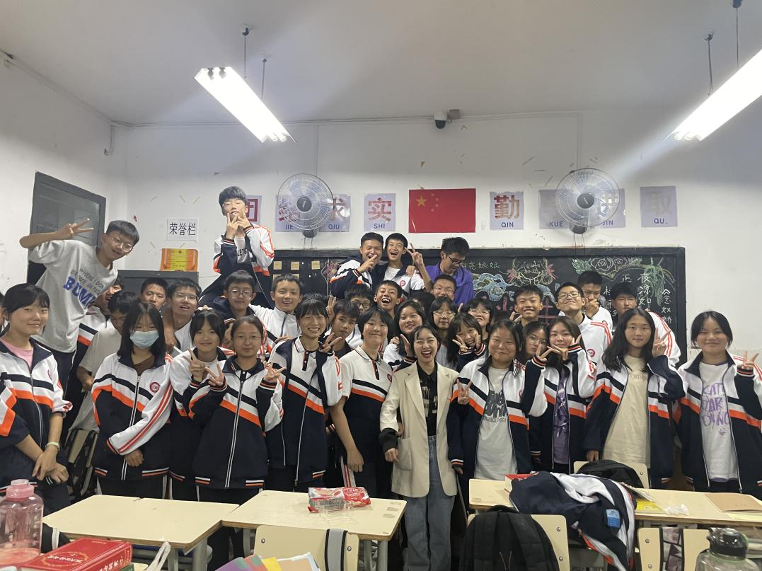 老师陪伴着学生过中秋节。