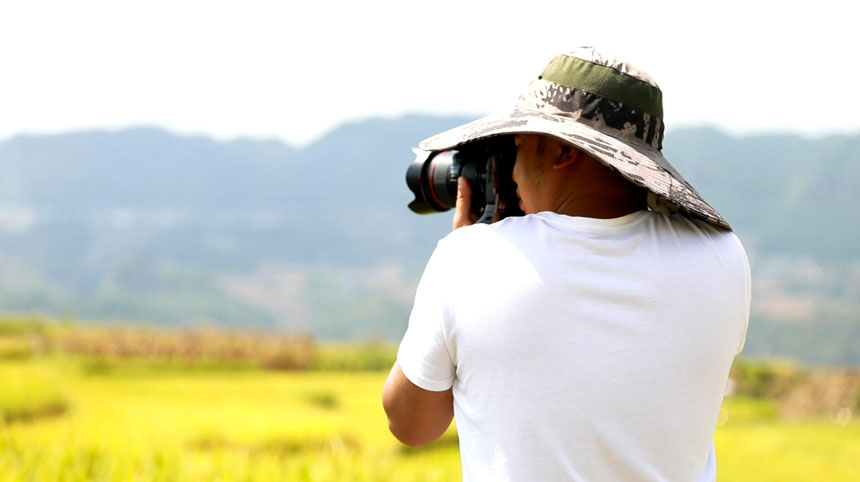 9月14日，游客在貴州省大方縣小屯梯田拍照打卡。周訓貴攝