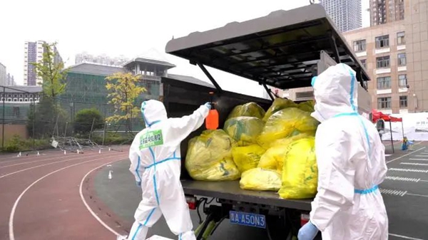 工作人员对收集装车的医疗垃圾进行消毒2