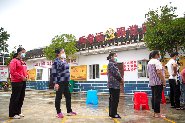 2022年9月14日，贵州省黔西市洪水镇新桥村，村民有序排队等待新冠病毒抗原体检测。