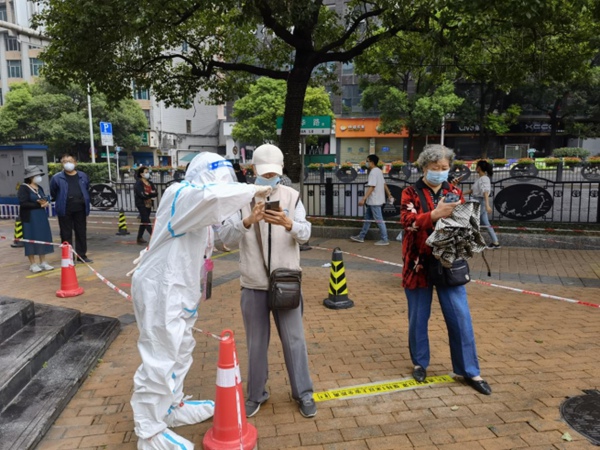 宏业大厦志愿者帮助市民进行核酸筛检登录。