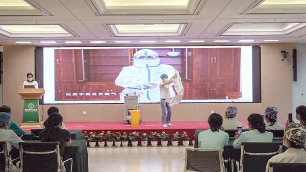 贵黔国际总医院定期开展核酸采样培训。