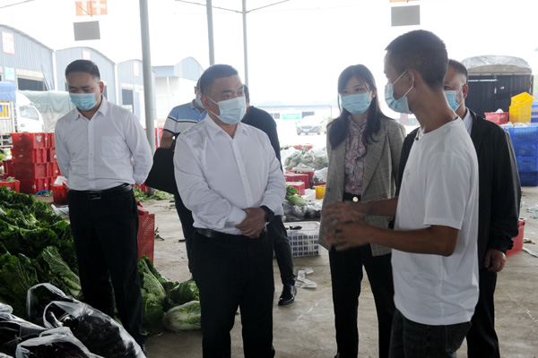 平壩區委書記唐友波到天龍鎮檢查疫情防控工作。