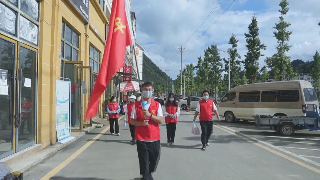 图为志愿者在疫情防控工作中。