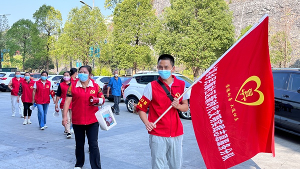 上坝乡民顺社区志愿者在辖区街道上进行疫情防控知识宣传和监督 (赵诗韵摄) (1)