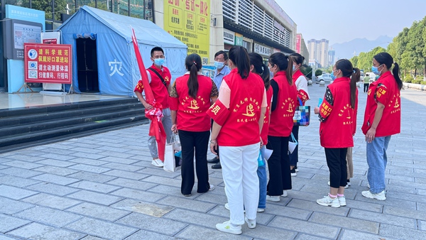 上坝乡民顺社区志愿者在辖区街道上进行疫情防控知识宣传和监督 (赵诗韵摄) (2)
