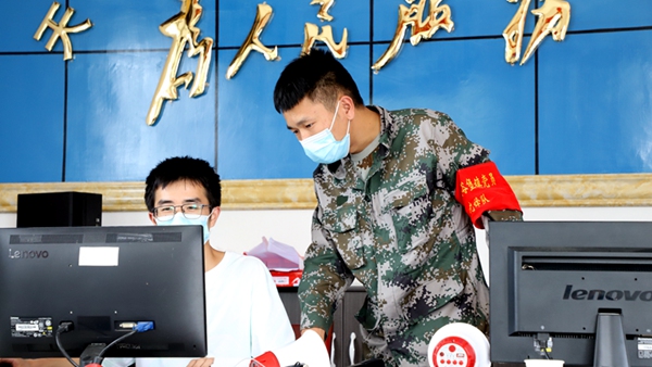 大学生主动请缨参加志愿服务 陶群 摄
