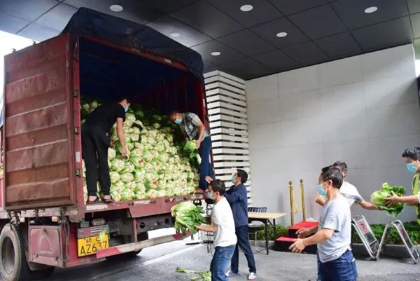 正在进行蔬菜卸车。