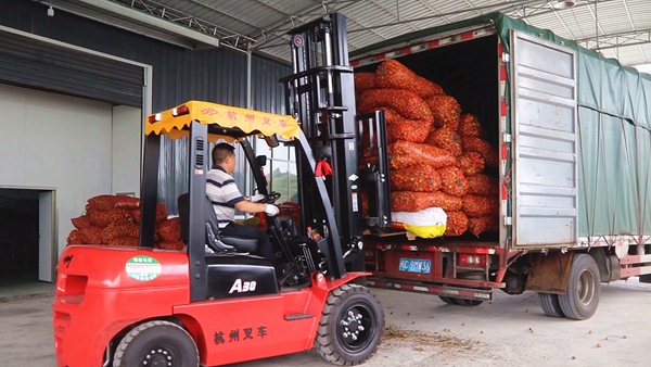 平塘通州鎮的貴州黔味飄農業發展有限公司刺梨加工廠（莫榮瑞攝）