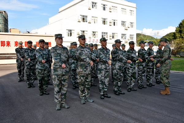 组织新兵役前队列训练。