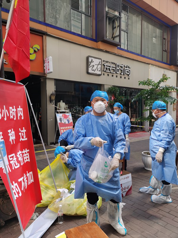 贵阳志愿者苏启彬和同事们在“疫”线。