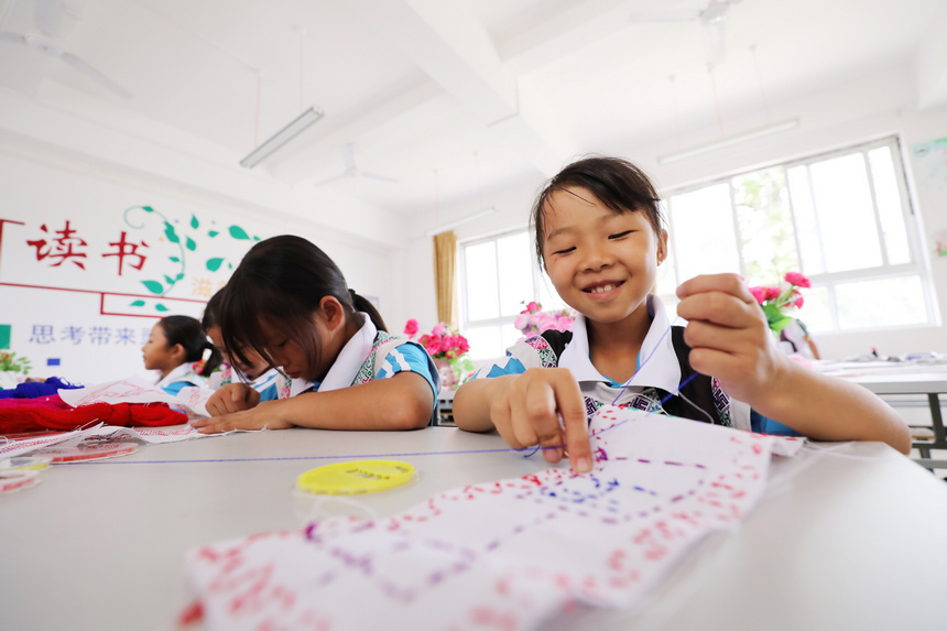 9月20日，学生在练习苗族刺绣。