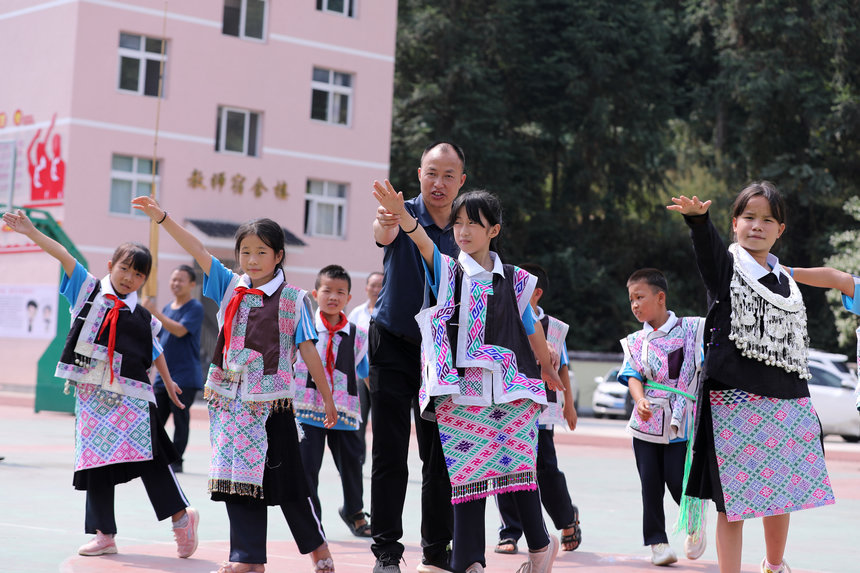 9月20日，老師在指導學生跳蘆笙舞。
