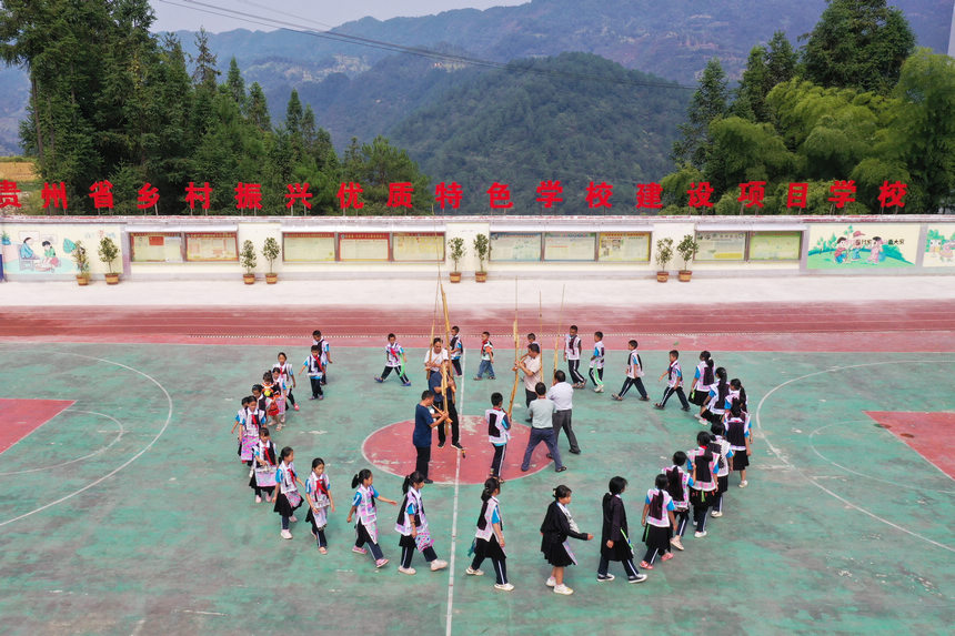 9月20日，學生在學跳蘆笙舞（無人機照片）。