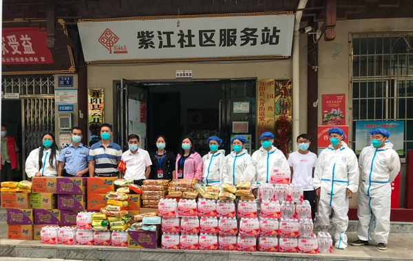 李昌顺代表顺威地产给云开街道紫江社区捐赠抗疫物资。
