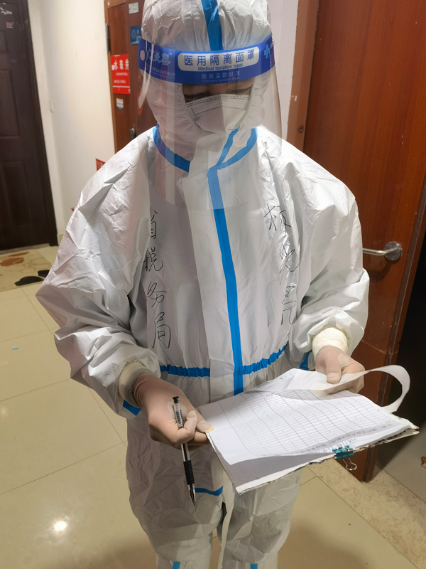 V11栋志愿者服务队队长杨光亮上门为居民做核酸检测登记。
