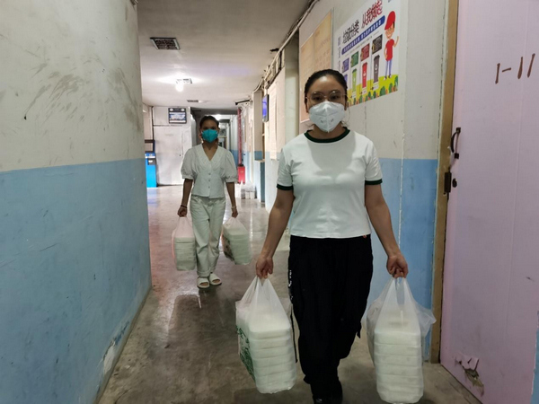 一手拎一袋，亦或是兩人抬一箱送至每一層、每一間寢室門口。