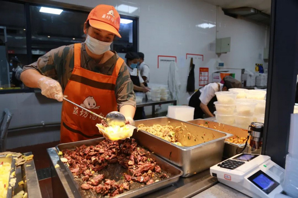 8000多份飯菜，全部由民大后勤人打包。