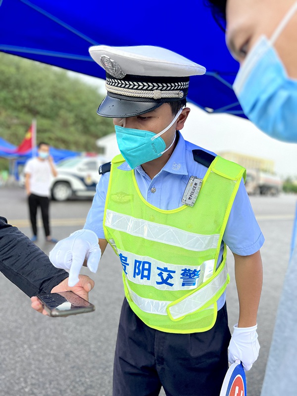 开阳县硒城街道境内的贵遵复线西出口收费站，工作人员24小时值守，重点查验进出车辆“两码一核”。